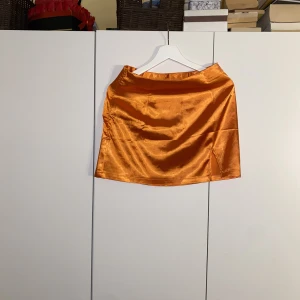 Kjol - Orange kjol från shein i storlek M men passar S