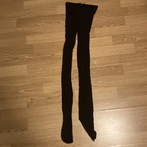 Svarta Strumpbyxor  - Svarta strumpbyxor! Lite slitna (bild 2)