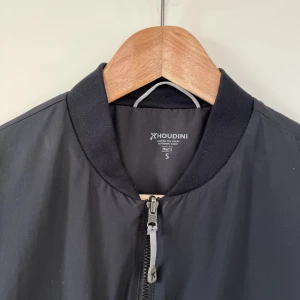 Houdini pitch jacka svart - Typ: Ms pitch jacket från Houdini  Storlek: S Skick: väldigt bra, typ oandvänd  Nypris: 2 395 kr  