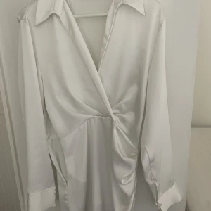 Klänning zara - Väl använd klänning därav priset