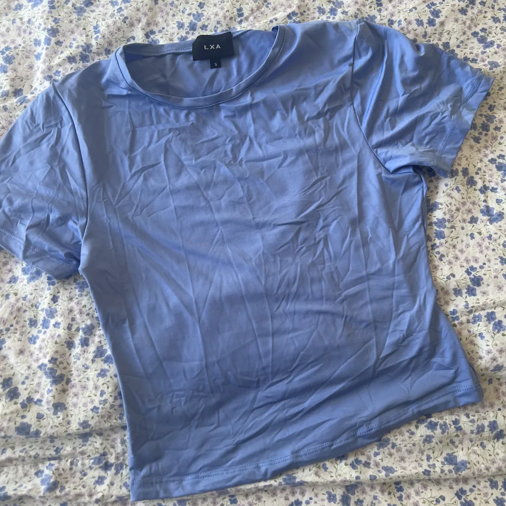 Aldrig använd! Så fin blå t-shirt från LXA, sitter tight men bekvämt 🩵. T-shirts.
