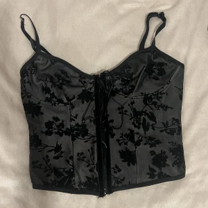 Korsett topp - Jättefin korsett topp! Skönt material. Snörningen i mitten har gått sönder lite men den går fortfarande att snöra ihop. 