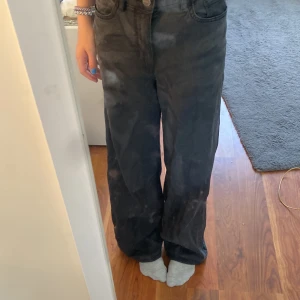 Gråa jeans  - Jag säljer dessa byxor från lindex!🩶🩶