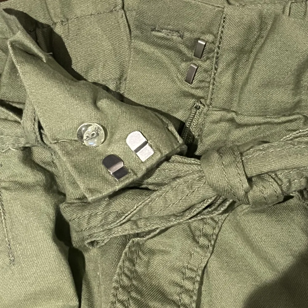 ett par olivgröna cargo byxor i storlek 36, köpta från h&m divided. de är tänkta att vara highwaisted :) . Jeans & Byxor.