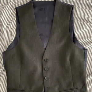 Ted Baker kostymväst - En mörkgrå/navy kostymväst från Ted Baker. Aldrig använd. Storlek M. 