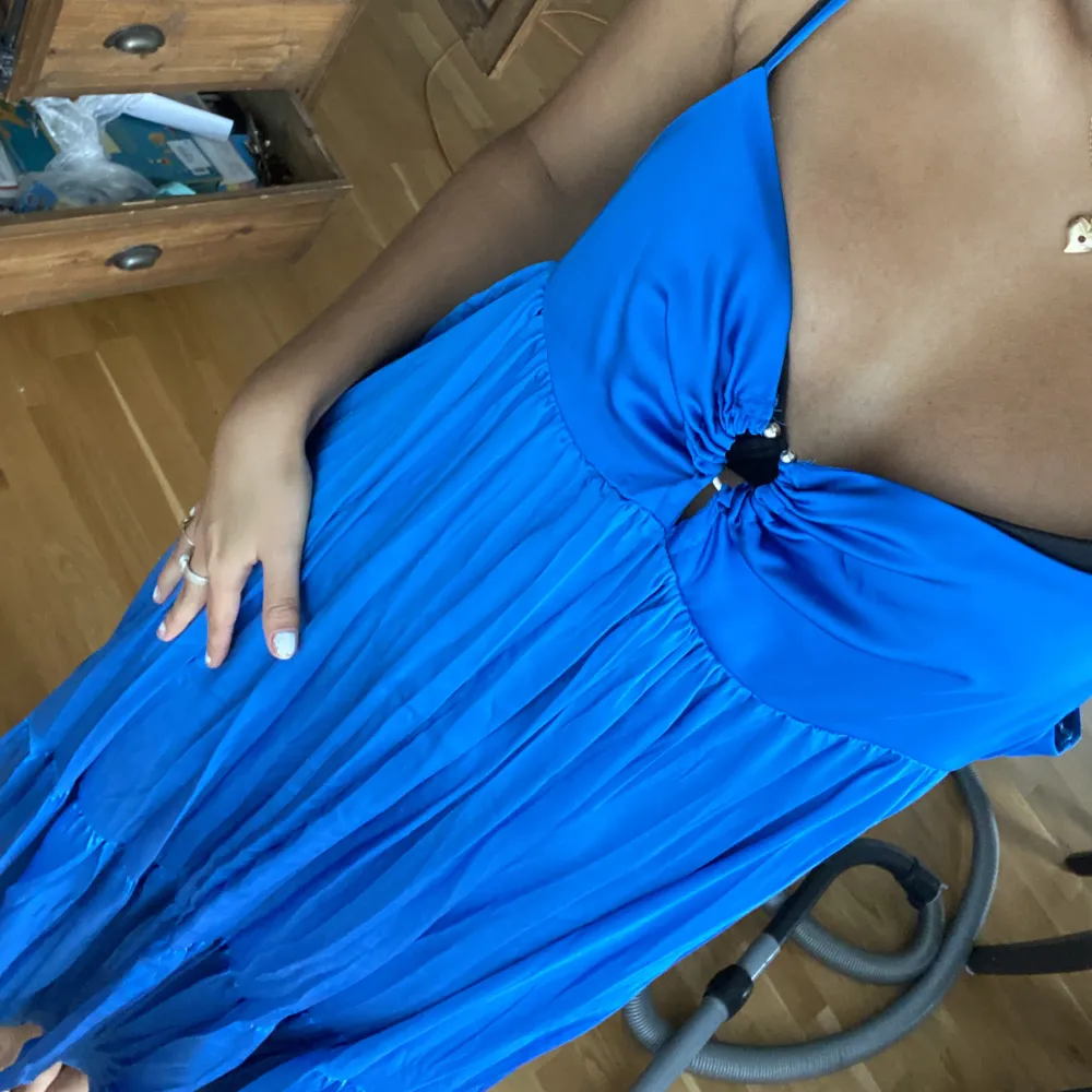 En supersnygg marinblå satin lång klänning från Zara. Helt oanvänd då den är för stor. Storlek L. Perfekt till sommaren. Klänningar.