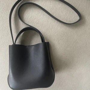 Arket handväska - Arket inspirerad handväska. Använd fåtal gånger inget slitage.