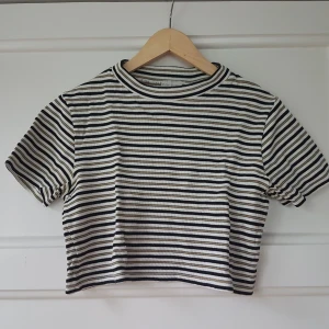 Kort t-shirt, strlk S, Cooperative - Kort randig t-shirt i strlk S. Passar XS-M. Från märket Cooperative (Urban Outfitters).