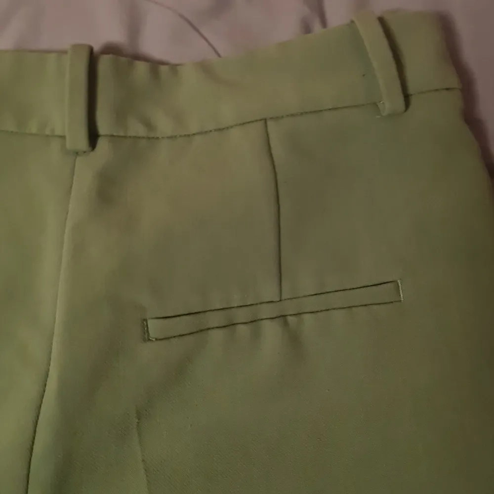 Gröna zara byxor. Storlek M och high-waisted. Jag kan inte skicka paket :/ men om due intresserad kan vi träffas i tc.. Jeans & Byxor.
