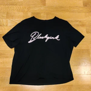 Blackpink t shirt  - Köpt från H&M I nyskick, använd fåtal gånger, inga defekter  Djurfritt Rökfritt hem  Hämtas i Åkarp eller skickas via post  Köparen betalar fraktkostnad samt varan i förväg