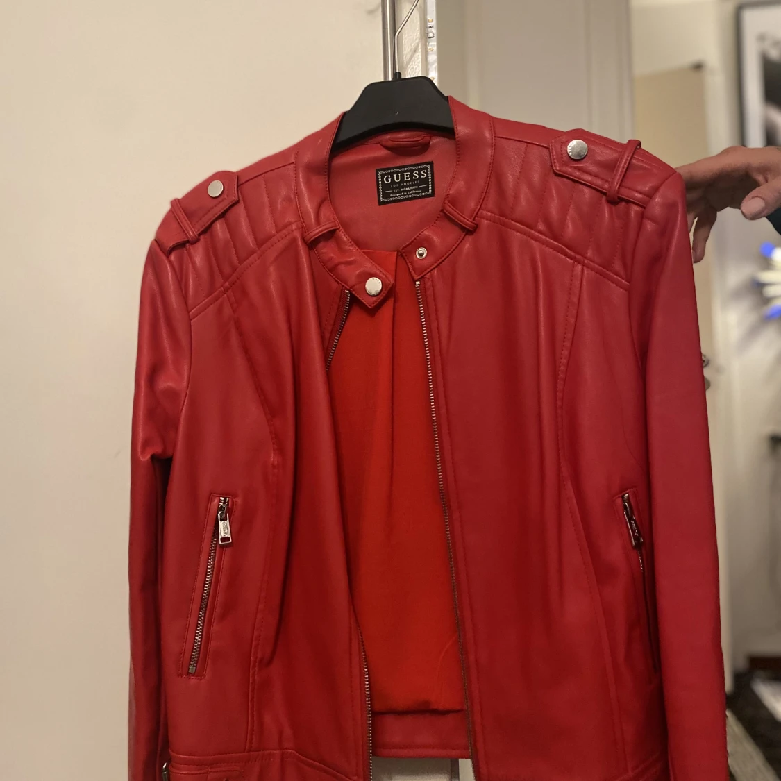 Röd skinnjacka från guess - 91