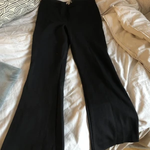 Bootcut tights - Svarta bootcut tights från H&M i strl M, lite tjockare material. Helt oanvända, säljer pga storleken