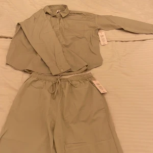 Skjorta och byxor set  - Jätte fint sett i långärmat och långa byxor. Båda är i storlek M, helt nya med lapp på. 