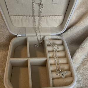 Snyggt sött handgjordt halsband!💗 Fraktar endast via plick🫶