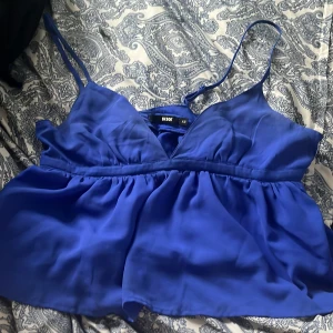 Volang linne - En jätte söt volang topp från Bikbok🥰storlek xs men skulle säga att det passar en s också😊(köparen står för frakt!)