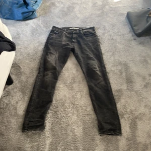 Svarta Calvin Celin jeans  - Säljer för de är lite för stora men annars inte slitna alls. Osäker på nypris men cirka 1000 Skulle jag gissa. Mycket trendiga🍾