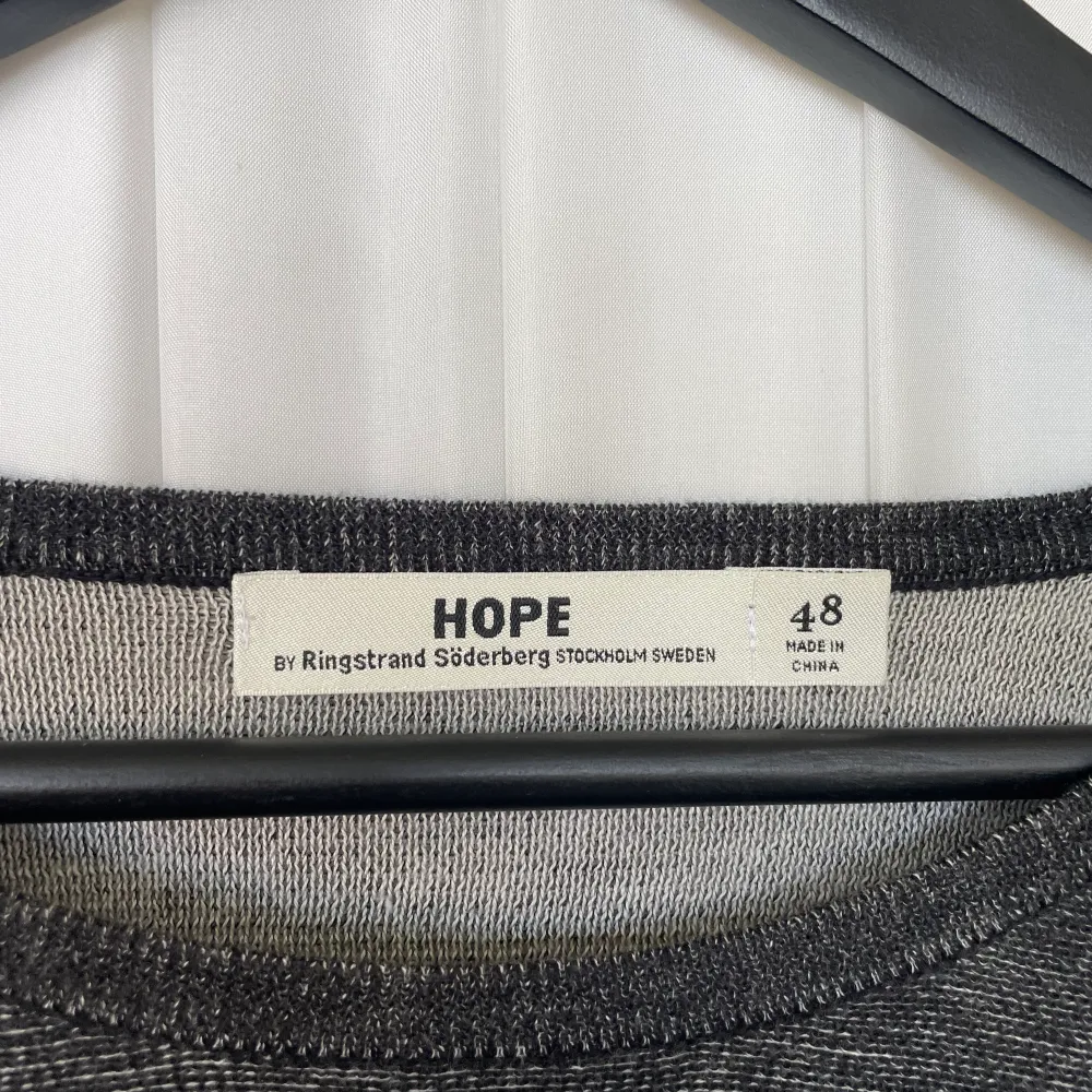 Snygg Hope tröja i bra kvalitet. Fint skick, knappt använd.. Tröjor & Koftor.