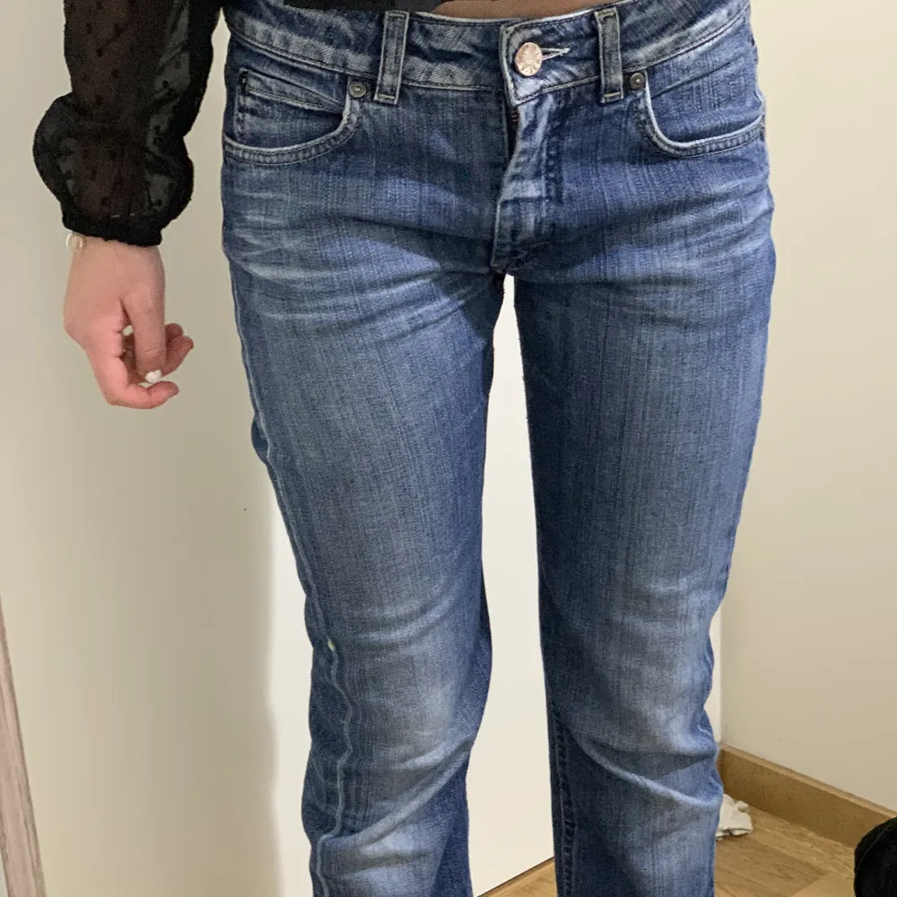 Ett par jätte fina lågmidjade jeans från Acne jeans!💗 Säljer de pga de inte kommer till användning❤️ står inte för frakt eller postens slarv❤️Hör av dig om det är något du undrar!💗. Jeans & Byxor.