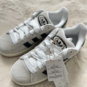 Adidas Campus 00,s - Jag säljer domhär skorna istället för att skicka tillbaka dom för jag råkade beställa två stycken par, helt oanvända i storlek 36 2/3 delar. Köparen står för frakt ❤️