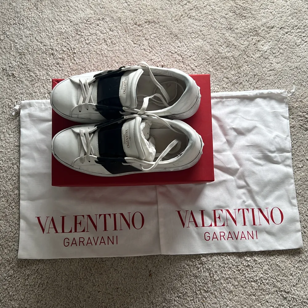 Ett par valentino skor som jag inte längre passar i. Gott skick, allt tillbehör och skicka gärna förslag!. Skor.