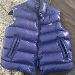 Moncler väst - Tjenare Säljer nu min moncler väst i storlek S!  100% äkta ni kan komma med bud bor i blekinge! Pris kan diskuteras. Möts bara upp vill inte frakta den!
