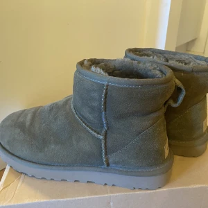 UGGS  - Grön bruna Uggs som jag fick, endast använda några gånger då de är för stora, storlek 39. Impregnerande en gång för att skydda på snö/vatten. Lite veck på framsidan som med alla Uggs. Möts helst upp men kan även postas. Kartongen finns kvar!