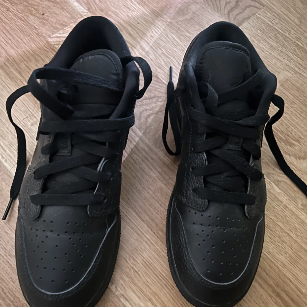 Jordans LOW svarta.  Köpta på Nikes hemsida, kvitto finns. Använda 2-3 gånger bara. Skorna har inga skador. Storlek 37,5. Skor.