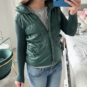 Jacka!  - Så snygg jacka med stickade armar! Köppt på en vintage butik i Paris för 120euro som motsvarar ungefär 1400kr! Fint skick❤️