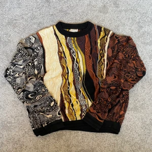 Coogi sweater - Coogi tröjja som brukar kosta ungefär 6500kr nya Size xl sitter som large 8/10  Lite skadade muddar  Var väldigt populär på 90 talet. Ofta sedd på biggie och andra stora artister