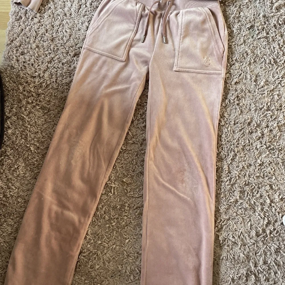 Har bestämt mig för att sälja mitt rosa juicy sätt då det inte kommer till andvändning. Det är storlek xxs i byxorna och xs i tröjan. . Jeans & Byxor.