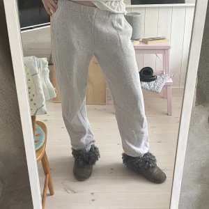 Brandy Melville byxor - Sååå gosigaa mjukisbyxor från Brandy Melville🧡 välanvända men i bra skick! Jag är ca 168 cm och dom är lite för korta för mig så passar nån som är lite kortare😊