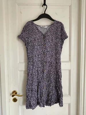 Blommig klänning  - Blommig klänning från H&M i storlek 164 men passar möjligtvis en XS eller XXS. Aldrig använd. Skriv om du vill ha mått🥰