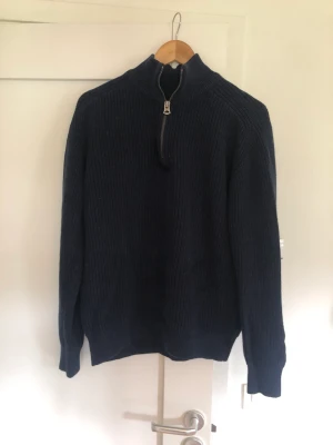 Dobber halfzip - Marinblå halfzip från Dobber, knappt använd