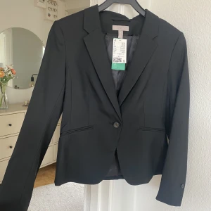 Kavaj - Figursydd kavaj ifrån H&M, aldrig använd med lappar kvar🖤