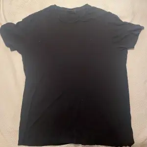 Regular fit hugo boss t-shirt knappt använd Nypris 300kr 