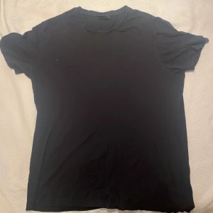 HUGO T-shirt - Regular fit hugo boss t-shirt knappt använd Nypris 300kr 