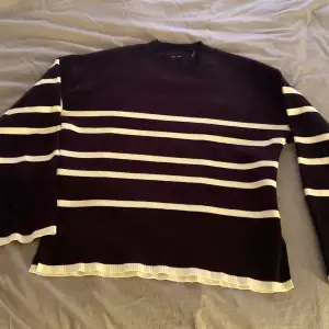 Säljer denna jättefina tröjan från Vero Moda på grund utav att den inte kommer till användning. Den är i storlek xs🫶🏼 ny pris 450kr tror jag den är i ny skick