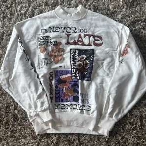 Tjocktröja  - Vit tjocktröja med tryck framtill och på ärmarna från Bershka. Aldrig använd. 