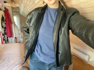 Svart skinnjacka  - Köpt second hand, men är i bra skick. Säljer då den ej kommit till användning. Märket är bortskavt och går ej att urskilja