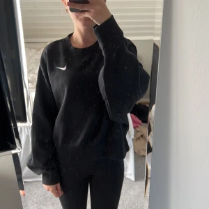 Nike sweatshirt - Superfin svart nike sweatshirt sol tyvärr inte kommer till användning🖤