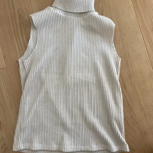 Väst  - Super fin beige väst från zara. Skriv för fler bilder. Köparen står för frakt 💕