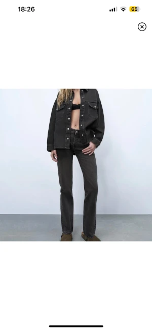 Zara jeans - Säljer nu mina populära mid rise jeans från zara då dom tyvärr blivit för små för mig, byxorna är i nyskick🥰Skriv privat för fler bilder eller frågor💕