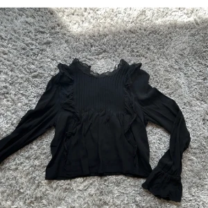 Blus - Supersöt topp. Köpt på Plick och lånade bilder av hon jag köpte av💕💕💕