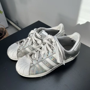 Adidas superstars - Säljer nu mina fina och sällsynta glittriga adidas superstars !Välanvända men fina! tyget vid hälarna har gått upp men själva skon är hel. Säljer billigt pga det. Storlek 36⭐️ Skicka vid frågor!💗