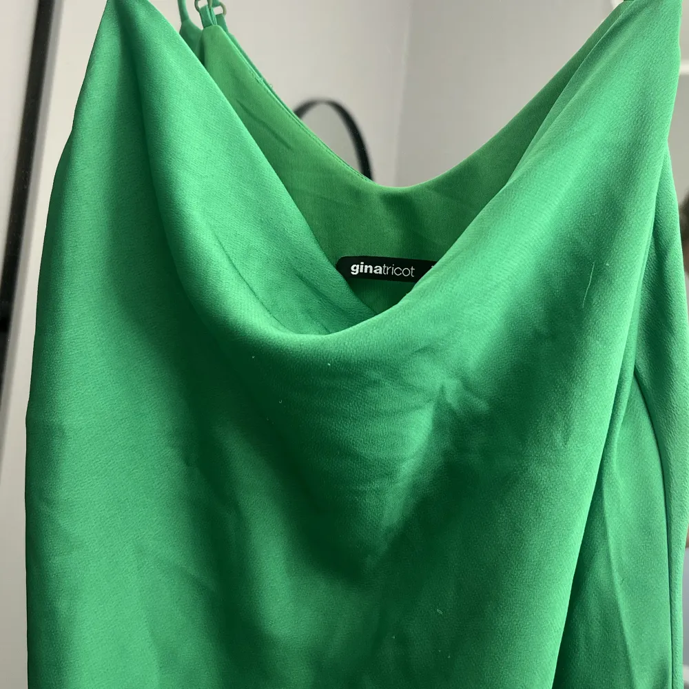 Grön klänning från Gina Tricot i storlek 34. Köparen står för frakten🧡. Klänningar.