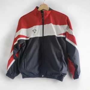 Vintage jacka - Sjukt snygg windbreaker jacka! Tyvärr kommer den inte till användning så säljer nu den❤️