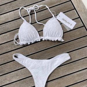 Vit bikini - Köpte då denna lite för spontant utan att prova och så var den för liten… supersöt med brazillian underdel🤍 skriv om frågor, peis kan diakuteras vid snabb affär