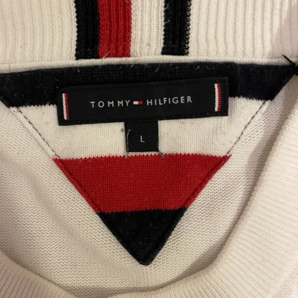 Tunnare stickad Tommy Hilfiger tröja i storlek Large. Säljes pga att den är för liten för mig.  200kr. Stickat.