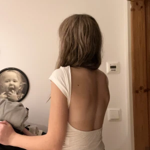 Öppen rygg😍 - Jag säljer även min vita t-shirt med öppen rygg❤️ jag vill bli av med dem fort!🫶🏼 kontakta vid intresse