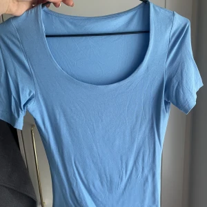 Blå t-shirt  - Säljer den här fina blåa tröjan som är sååå skön från bik bok. Men har tyvärr bara använt den en gång. Det är det skönaste materialet😍jätte fin urringning 